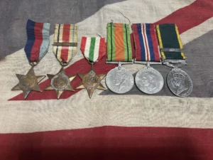 Groupe de 5 médailles de la Seconde Guerre mondiale, avec la Médaille d’efficacité territoriale (TEM) avec barrette, attribuées à Bayes. Police militaire, RASC et RA.