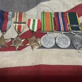 Groupe de 5 médailles de la Seconde Guerre mondiale, avec la Médaille d’efficacité territoriale (TEM) avec barrette, attribuées à Bayes. Police militaire, RASC et RA.